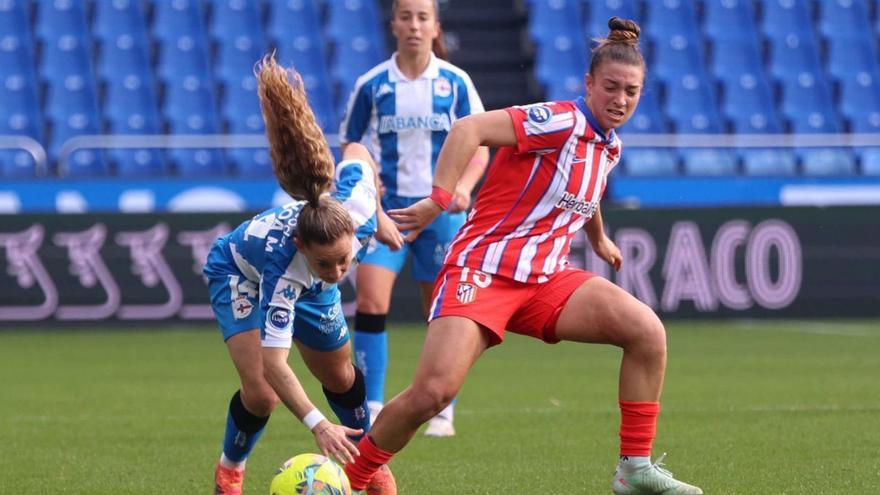 Ainhoa Marín pugna con una pelota con la rojiblanca Silvia Lloris. | Iago López