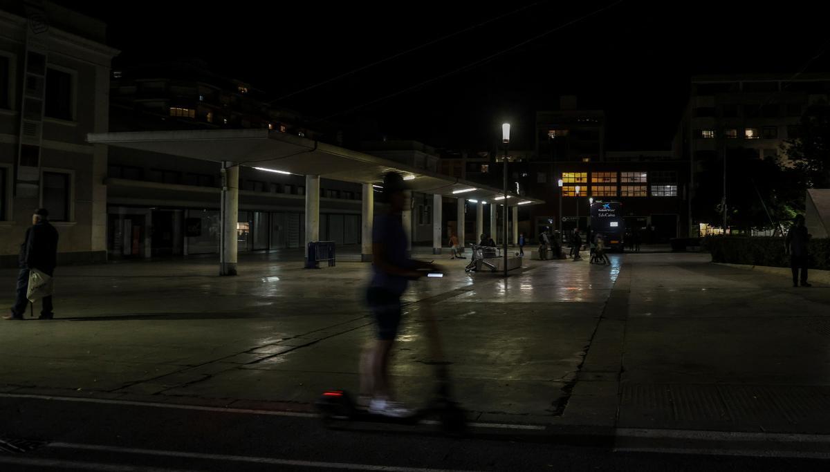 Comerciantes y vecinos de la plaza Séneca reclaman más iluminación Comerciantes y vecinos de la plaza Séneca reclaman más iluminación