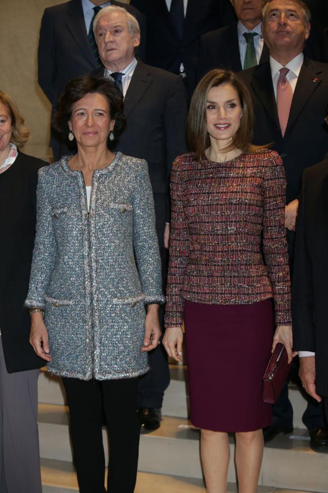 Letizia Ortiz con top de tweed y falda búrdeos junto a Ana Patricia Botín