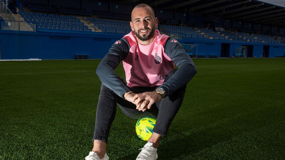 Aleix Vidal, sentado sobre un balón, tras un entrenamiento en la ciudad deportiva Dani Jarque.