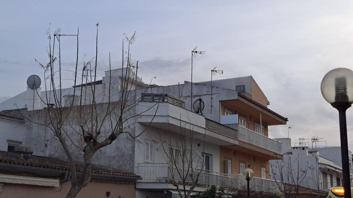 La azotea de la que se tuvieron que descolgar las víctimas del incendio en Can Picafort.