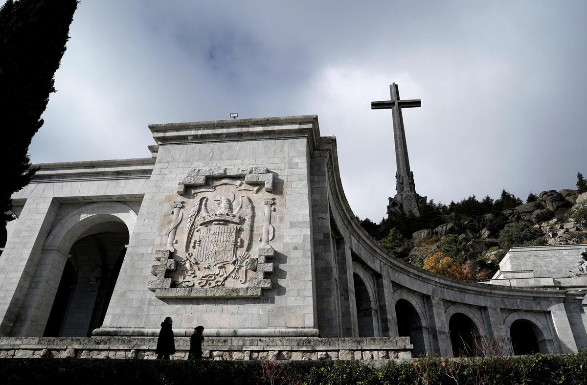 Acto en el cementerio de Mingorrubio, donde se encuentran los restos de Francisco Franco, en recuerdo del 50 aniversario de la muerte del dictador.