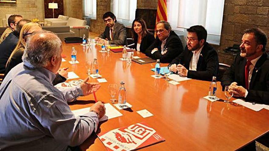 Representants dels sindicats CCOO i UGT reunits amb el Govern català.