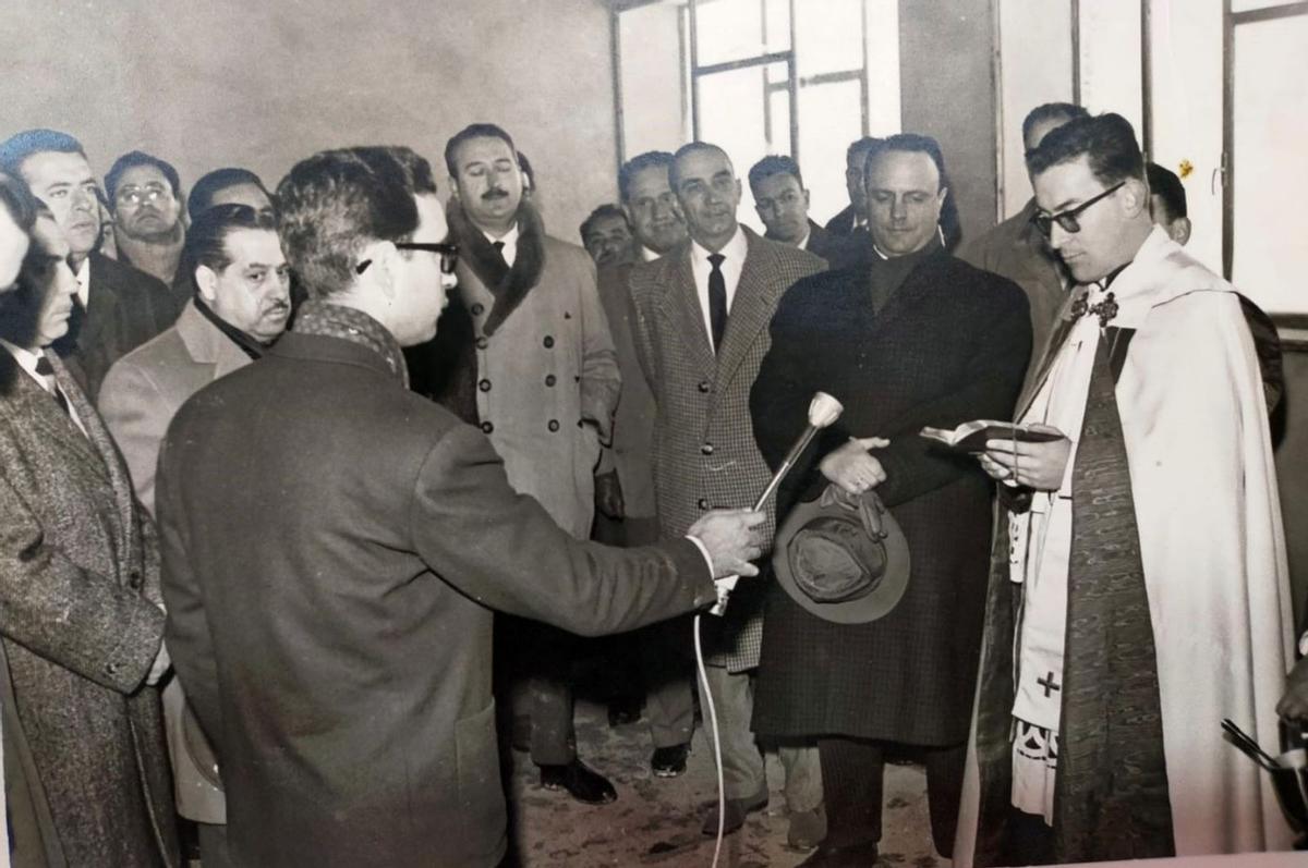 La bendición de las instalaciones, que corrió a cargo del entonces sacerdote Víctor García de la Concha.