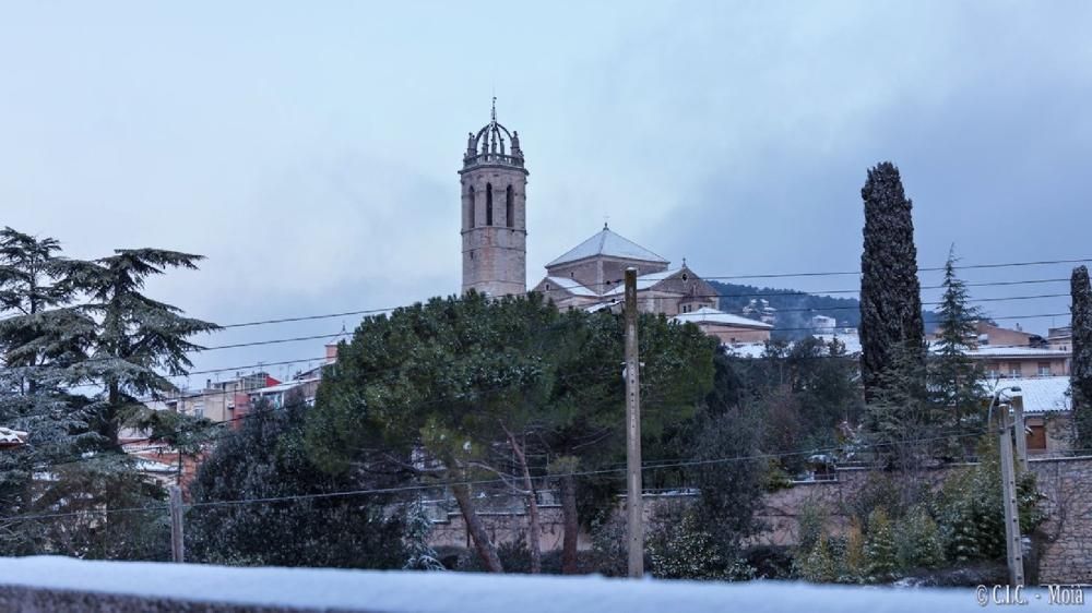 Paisatge matinal nevat a la Catalunya Central