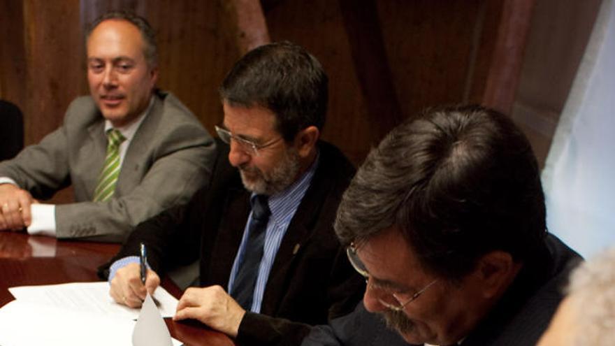 Saturnino Mañanes y Ramón Gatell, en el centro, firman el acuerdo