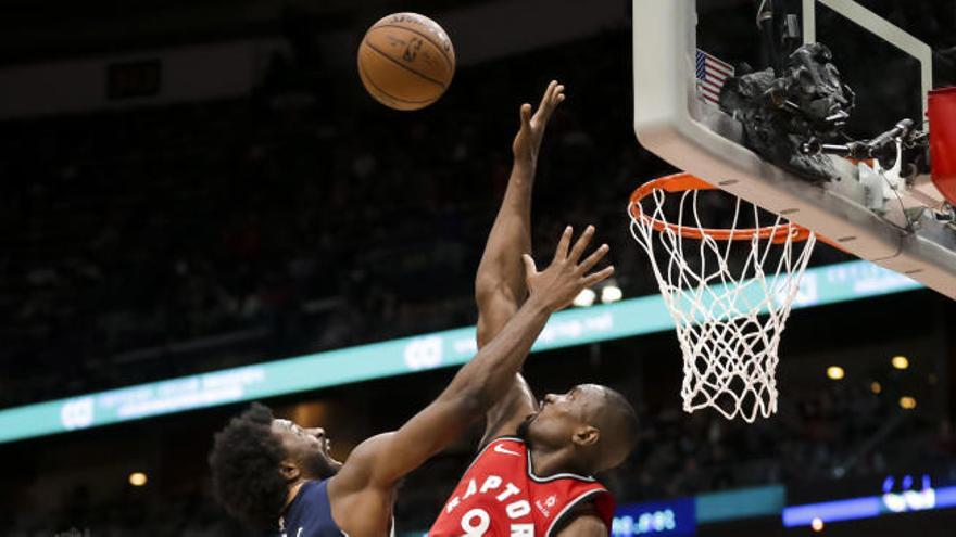 Ibaka fue decisivo en triunfo de Raptors; Willy ayuda a los Hornets