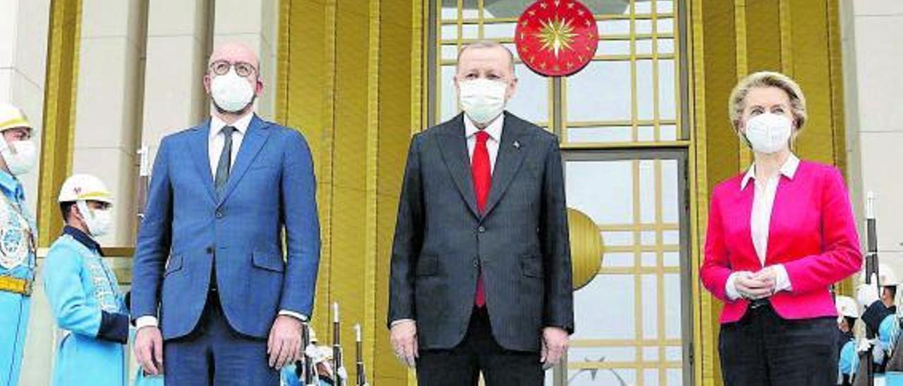Von der Leyen y Michel (i), durante su visita a Ankara para hablar con Erdogan (c), el pasado martes. | EUROPA PRESS