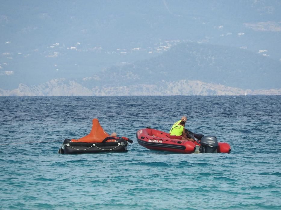 El ejercicio consistió en el rescate de dos personas de una embarcación que estaba supuestamente ardiendo en el mar