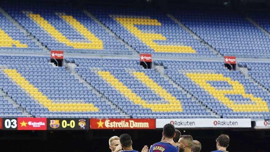 Los jugadores del Barcelona celebran un gol con las gradas vacías de fondo.