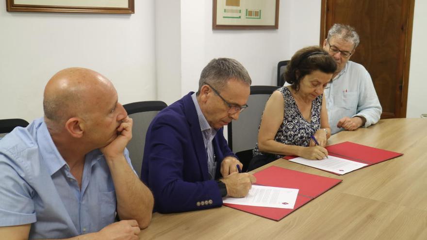 El alcalde Martí Fornés y la consellera Fina Santiago firman el convenio de colaboración.