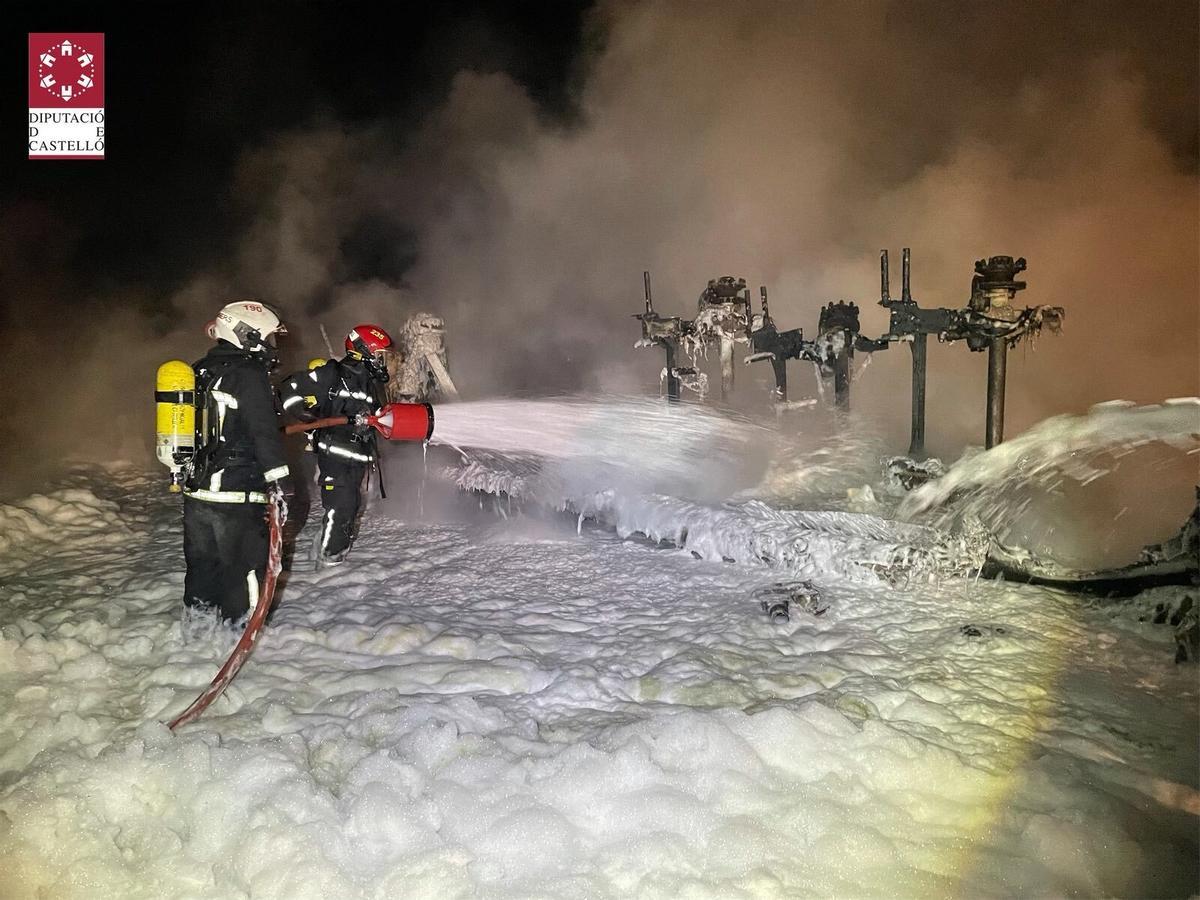 Actuación de los bomberos en la extinción de las llamas.