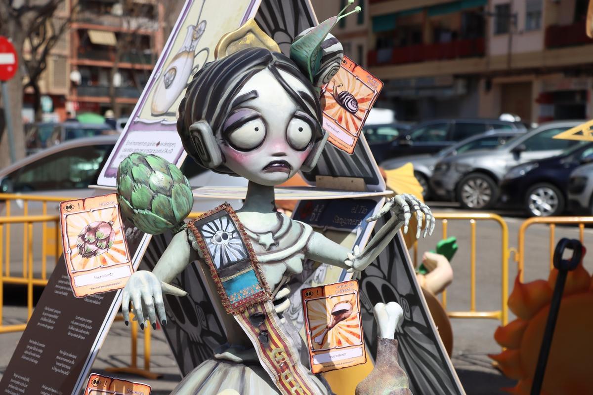 La fallera Calavera en el monumento de Sant Antoni de Xirivella.