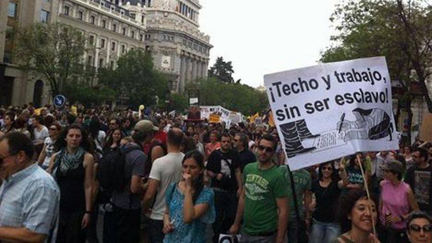 Centenares de personas participan en una cacerolada
reivindicativa en la Puerta del Sol