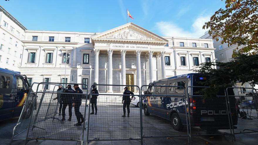 Un furgón de la Policía Nacional controla la zona del Congreso de los Diputados el día en el que PSOE y Junts han cerrado un acuerdo para la investidura