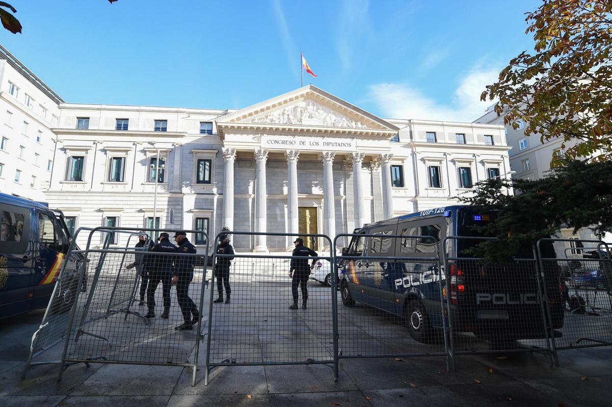 Un furgón de la Policía Nacional controla la zona del Congreso de los Diputados el día en el que PSOE y Junts han cerrado un acuerdo para la investidura