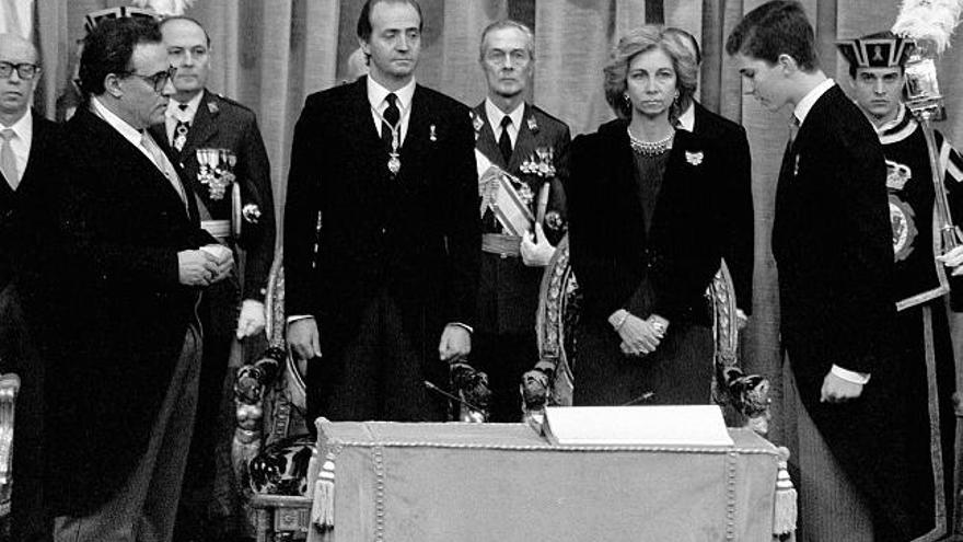 En la foto de archivo (30-1-1986) el príncipe Felipe jurando la Carta Magna el día que cumplía la mayoría de edad, en un solemne acto presidido por los Reyes de España en el Congreso. A la izquierda el entonces presidente de la cámara, Gregorio Peces Barba.