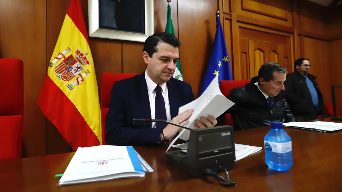 El alcalde José María Bellido mira unos papeles durante la celebración del Pleno de este martes.