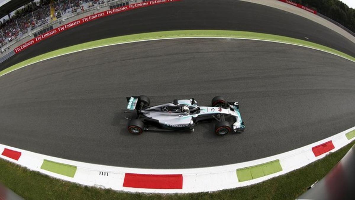 Lewis Hamilton, durante la segunda sesión de enetrenamientos libres del viernes en Monza.