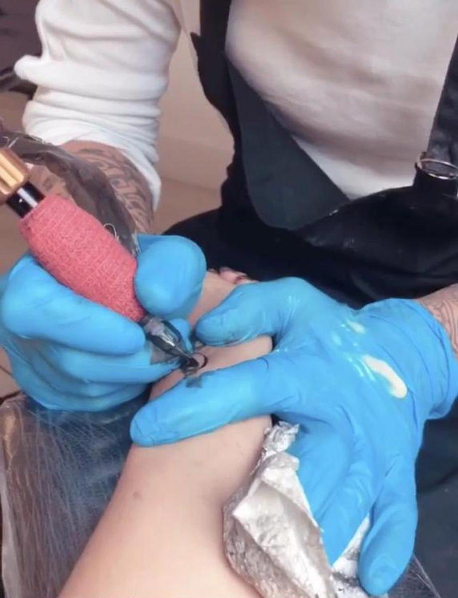 Sara Sálamo en el tatuador