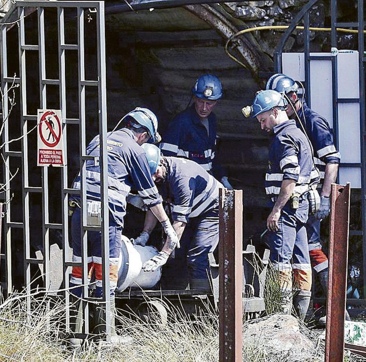 Los servicios de rescate, en la mina de Cerredo, el día del siniestro con cinco fallecidos el 31 de marzo de 2025