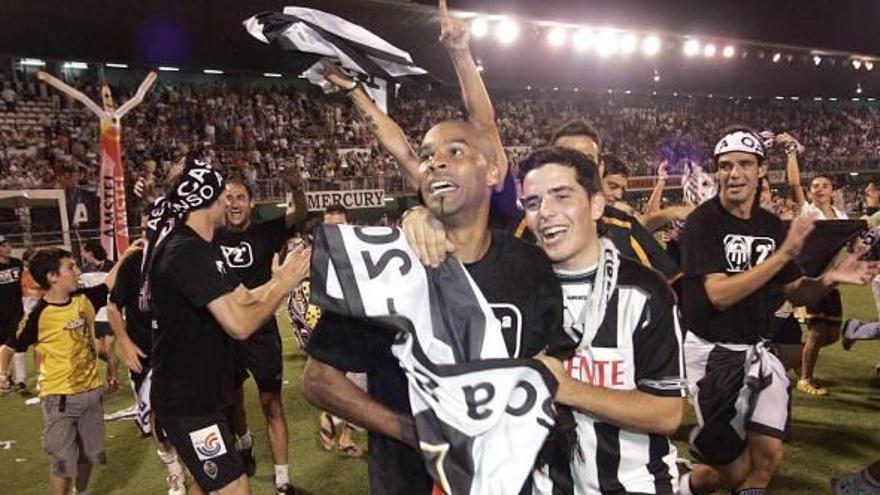 Los jugadores del Castellón celebraron por todo lo alto el último ascenso a Segunda en 2005.