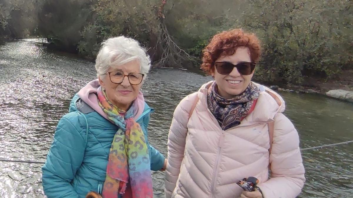 La mujer desaparecida, junto a su madre, Isabel.