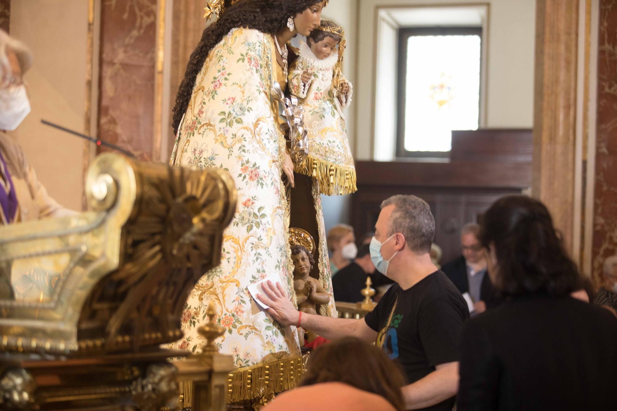 Colas desde primera hora en el Besamanos a la Virgen