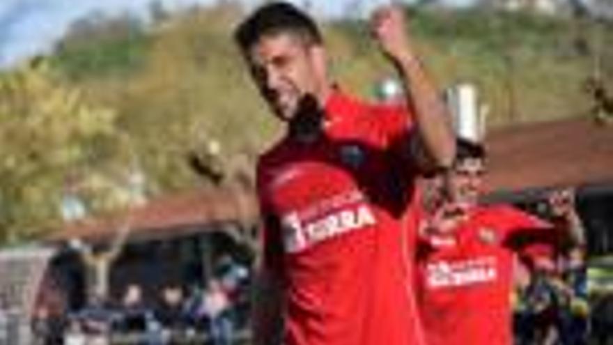 Hèctor Simon celebra el gol que li va donar la victòria i el «play-off» a l&#039;Olot davant el Palamós.