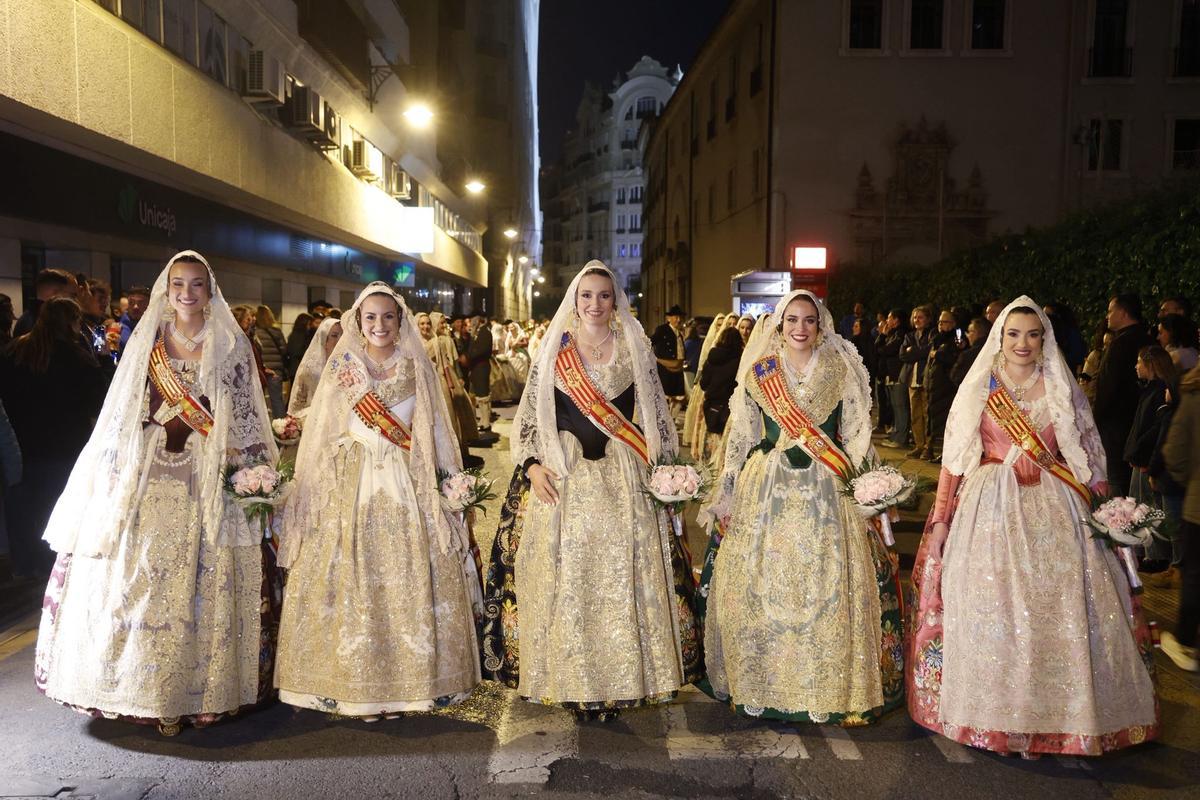 Berta Peiro, Maria Estela Arlandis,  Laura Mengó,  Carmen Martín y Consuelo Llobell, preparadas para el desfile.