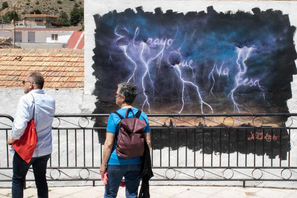 Más de doscientos murales en homenaje a Miguel Hernández engalanan el barrio de San Isidro de Orihuela