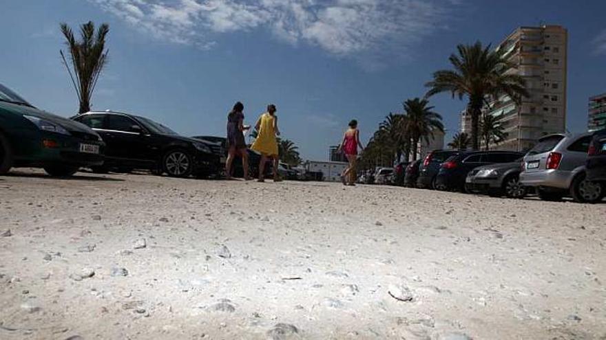 Grietas, hoyos y solares de tierra como aparcamiento