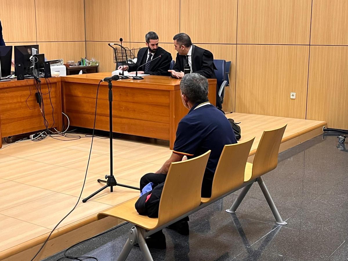 El condenado por estafar y atentar contra la integridad del anciano al que cuidaba, durante el juicio celebrado este miércoles en València.