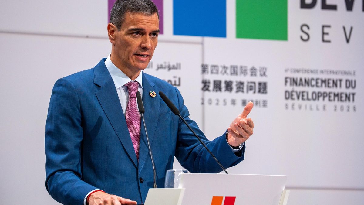 El presidente del Gobierno, Pedro Sánchez, atiende a los medios de comunicación en Sevilla.