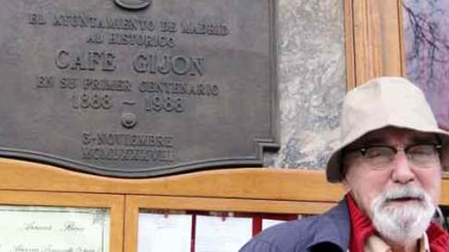 Héctor Vázquez-Azpiri, junto al Café Gijón de Madrid, durante la conversación con LA NUEVA ESPAÑA.