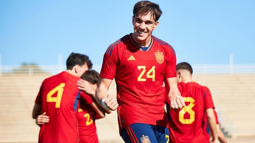 Carlos Espí Escrihuela celebra uno de los goles que marcó con España