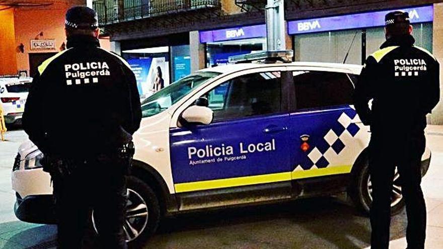 Dos agents de la Policia Local de Puigcerdà a la plaça de l&#039;Ajuntament