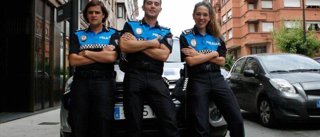 Laura Morán, Adrián Fernández y Sandra Andrés, auxiliares de la Policía Local de Llanera.