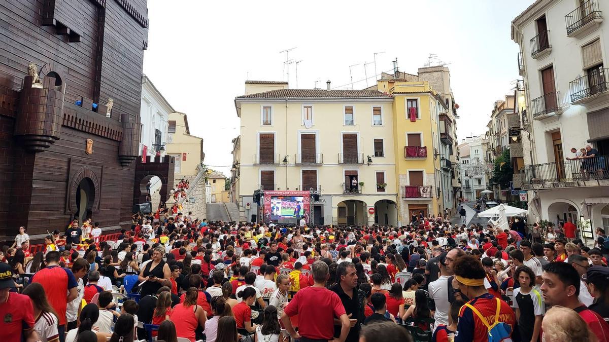 Retransmisión de la final del Mundial de fútbol en la Plaça Major de Ontinyent, el pasado domingo.