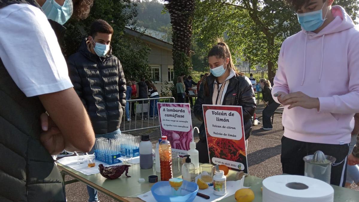 Experimento científico de un volcán de limón