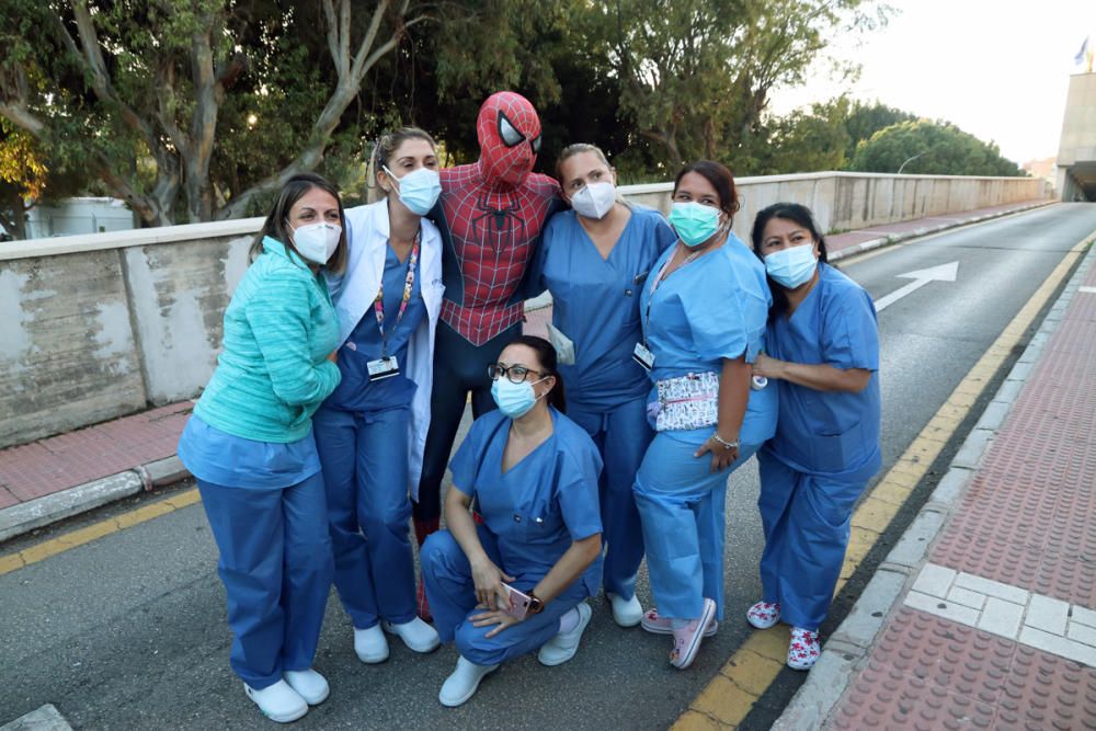 El Materno Infantil recibe la visita sorpresa de Spiderman