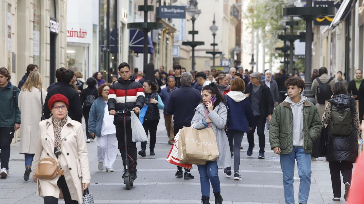 La calle Cruz Conde de Córdoba, una de las más céntricas y comerciales de la capital.