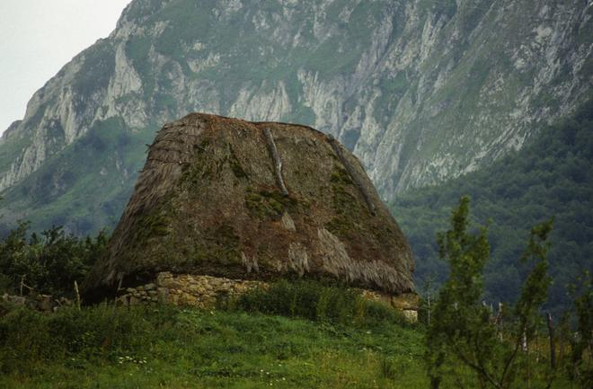 Teito (cabaña tradicional), Parque Natural de Somiedo, Asturias