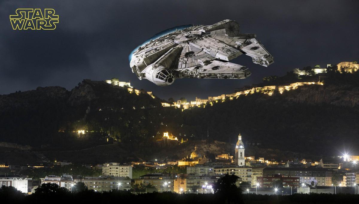 El "Halcón milenario" sobrevuela el Castell de Xàtiva de noche, en un fotomontaje compartido por redes.