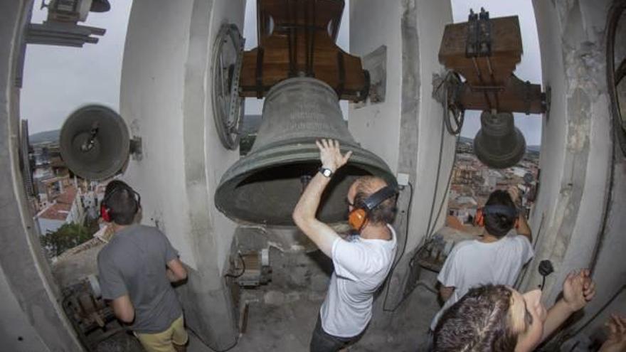 La campana «Sant Pere Apòstol», al centro, volteada manualmente por uno de los «campaners» locales.