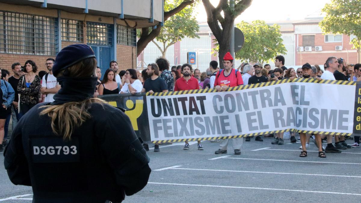 Unes 200 persones es manifesten a Cornellà contra un acte de celebració de Vox