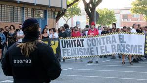 Unes 200 persones es manifesten a Cornellà contra un acte de celebració de Vox