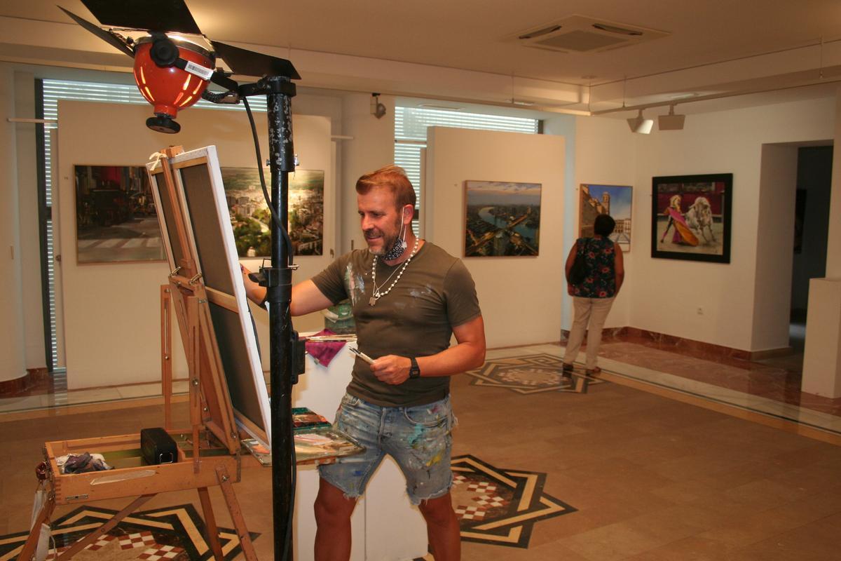 Albert Sesma pintando en el Espín durante la exposición que protagonizó.