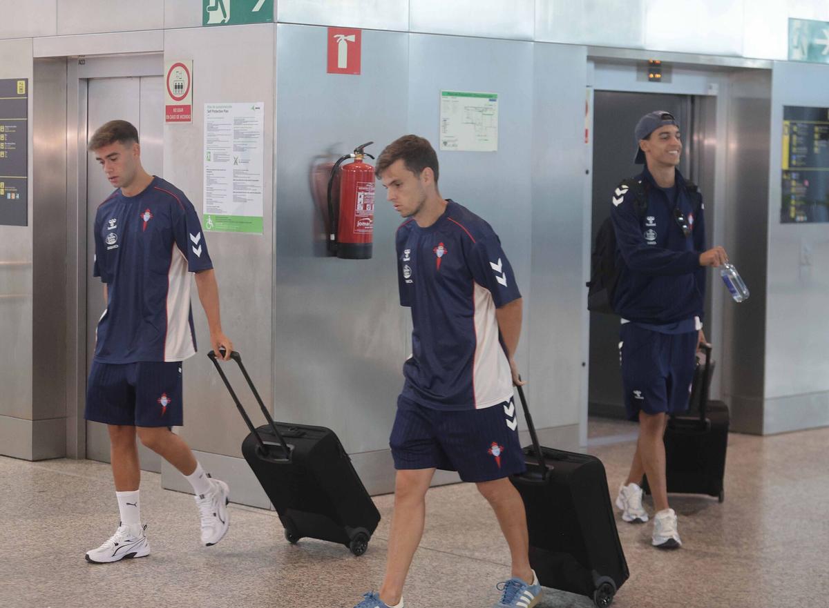 La expedición del Celta ha partido este miércoles desde el aeropuerto de Vigo para cerrar su preparación con dos amistosos contra el Sassuolo y en Nápoles La expedición del Celta ha partido este miércoles desde el aeropuerto de Vigo para cerrar su preparación con dos amistosos contra el Sassuolo y en Nápoles