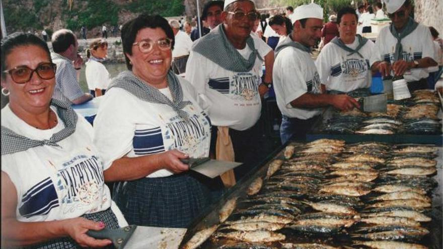 Joaquín Muñiz y Manuel Fernández, en el muelle de Candás, donde antes se celebraba el Festival de la Sardina.